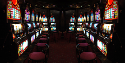 eine Reihe von Spielautomaten in einem dunklen Raum