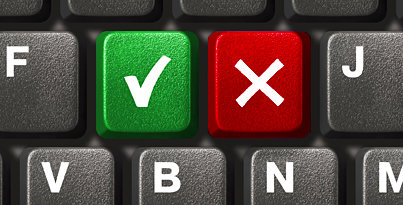 Nahaufnahme einer Computertastatur, eine Taste zeigt ein Kreuz auf rotem Grund, die andere einen Haken auf grünem Grund